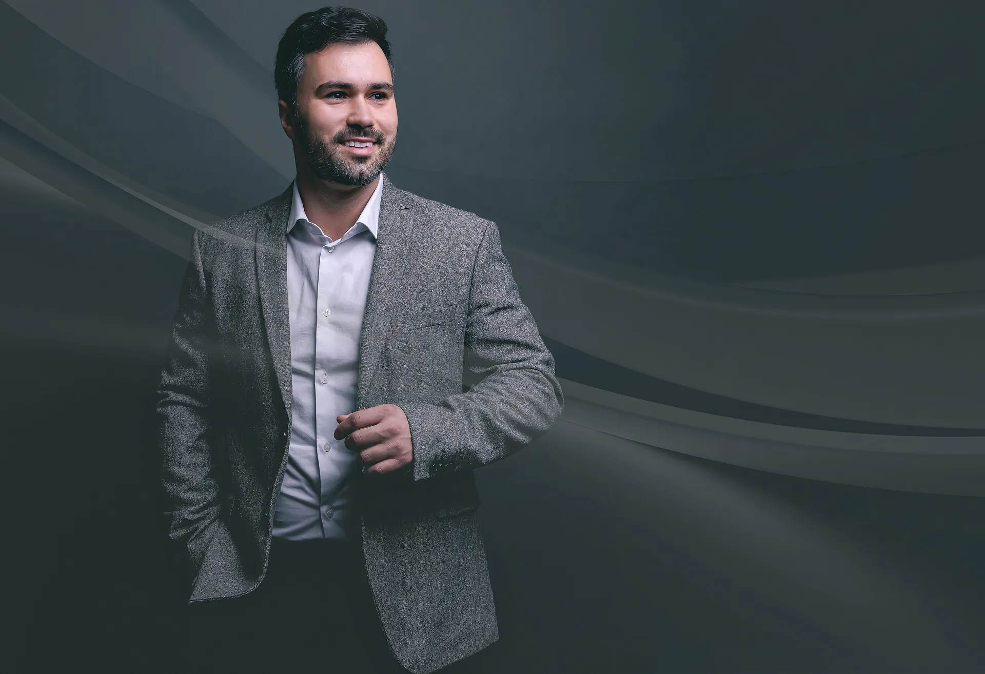 Dr. Gustavo Postal de blazer cinza