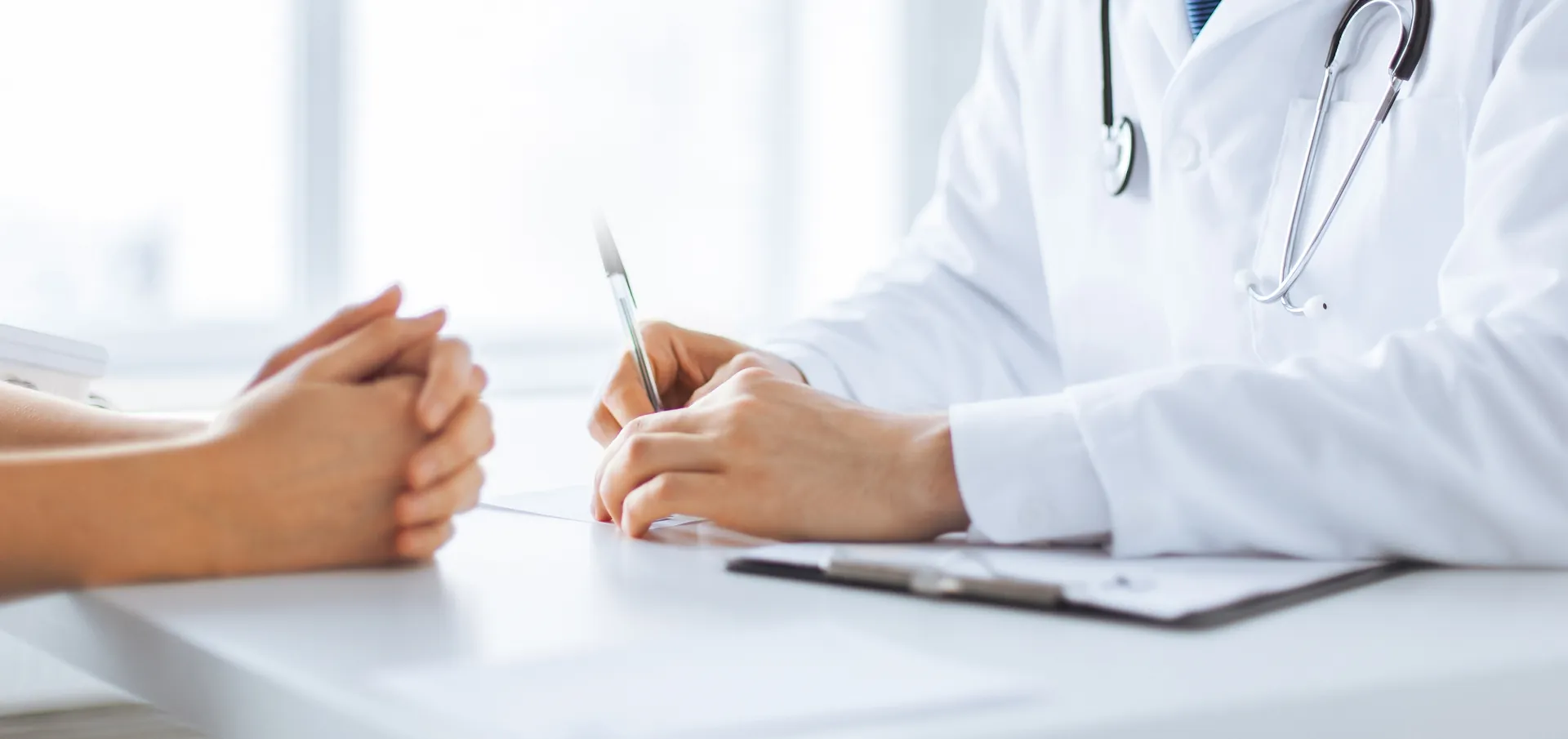 Médico fazendo anotações durante a consulta